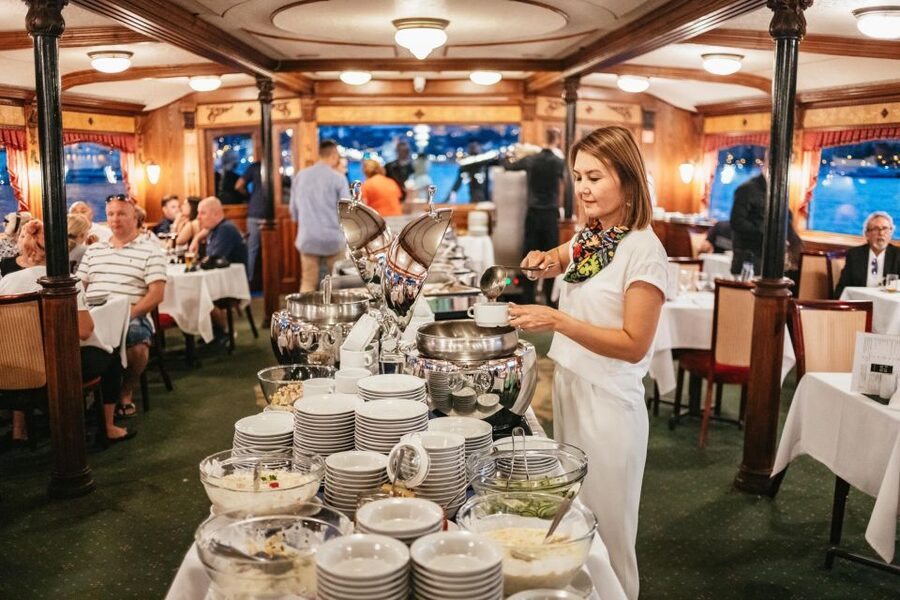 Budapest: Danube River Cruise with Dinner and Prosecco - Is $53 good value?