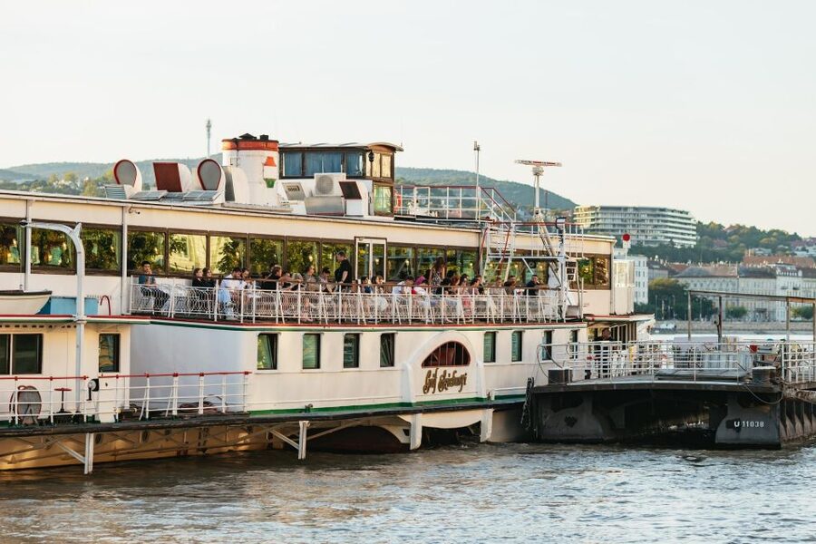 Budapest: Danube River Cruise with Dinner and Prosecco - What this Danube dinner cruise is really like