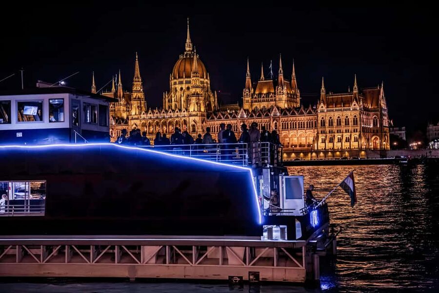 Budapest: Danube River Sightseeing Cruise with Audio Guide - Gellert Hill gives the river a change of scale