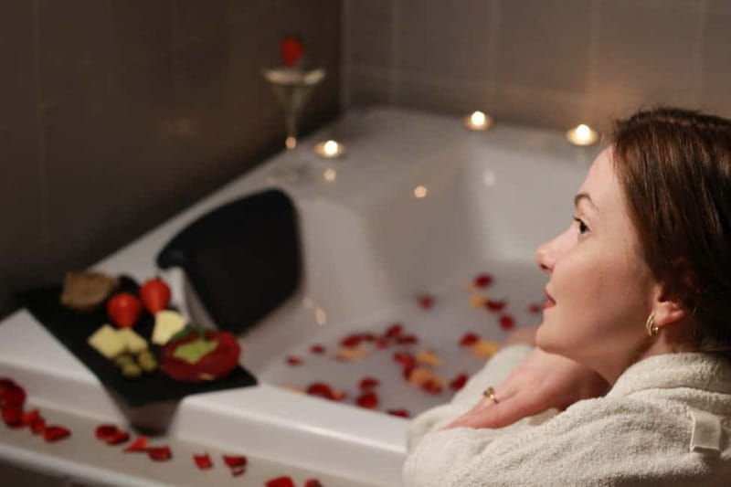 BUDAPEST, Day Spa : Couples Massage with Roses Bubble Bath - The opening ritual with Palo Santo smoke