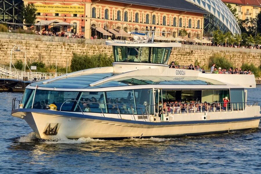 Budapest: Daytime Sightseeing Boat Cruise - Key points at a glance