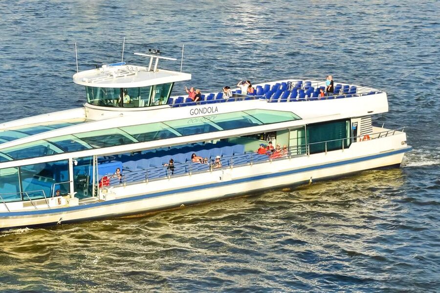 Budapest: Daytime Sightseeing Boat Cruise - What the boat is like inside and out