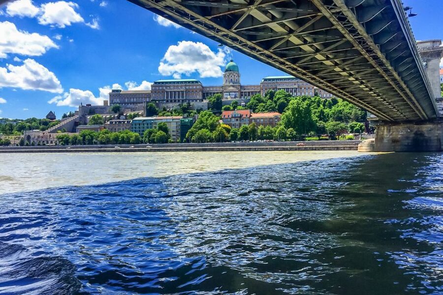 Budapest: Daytime Sightseeing Boat Cruise - The welcome drinks and onboard service
