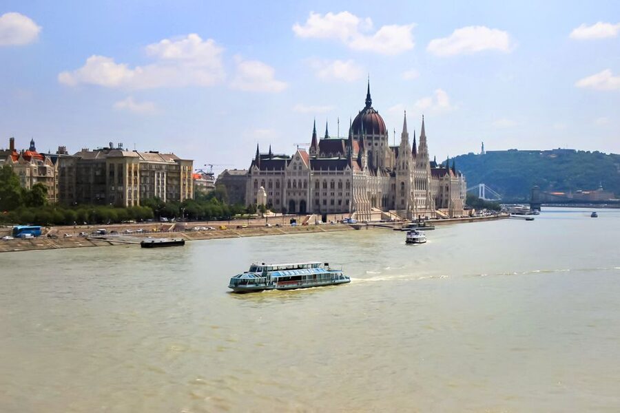 Budapest: Daytime Sightseeing Boat Cruise - Margaret Island and the summer stop