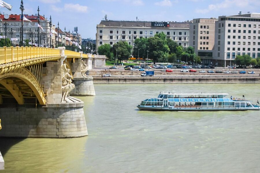 Budapest: Daytime Sightseeing Boat Cruise - Choosing the best departure time