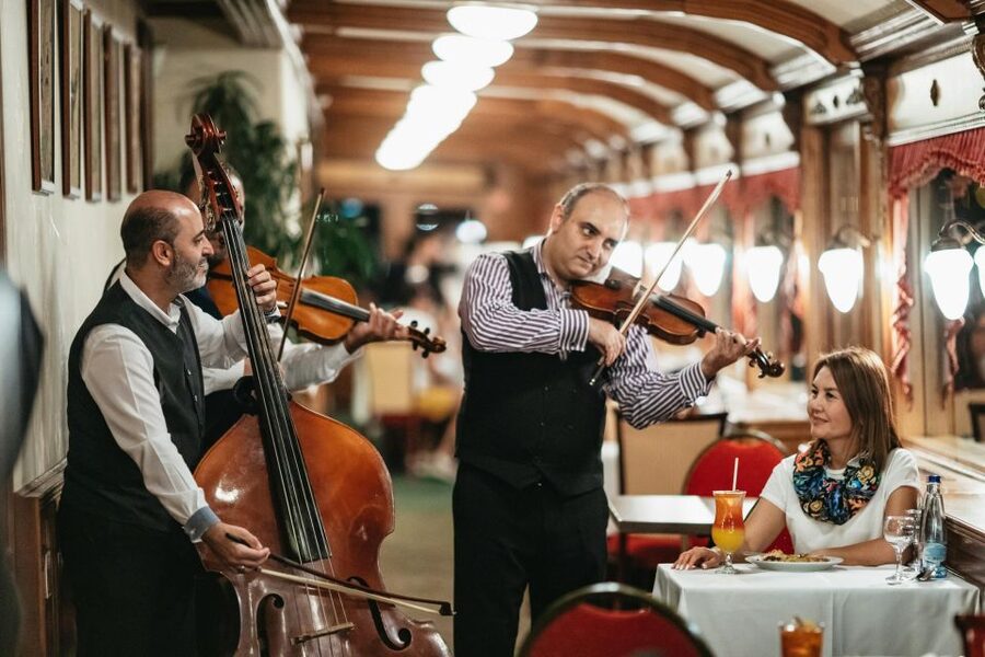 Budapest: Dinner Cruise with Live Music and Folk Dance Show - The buffet: what you can try and what it means