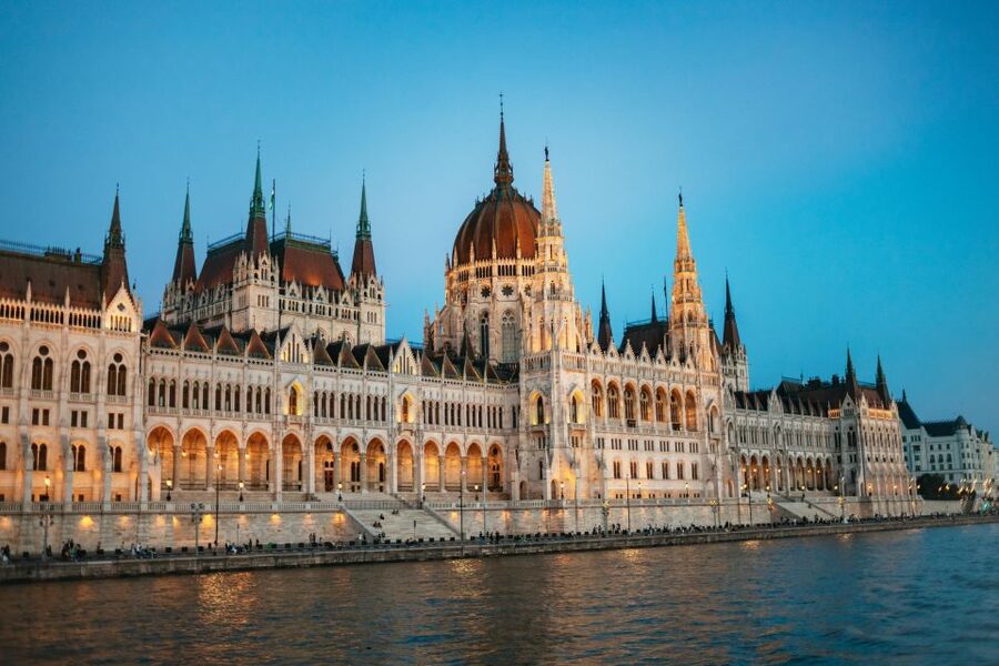 Budapest: Dinner Cruise with Live Music and Folk Dance Show - Music, cimbalom, and the folk dance show