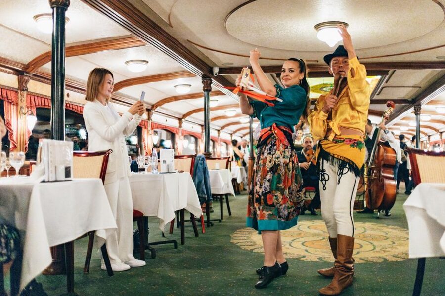 Budapest: Dinner Cruise with Live Music and Folk Dance Show - Service, seating, and the feel of the boat