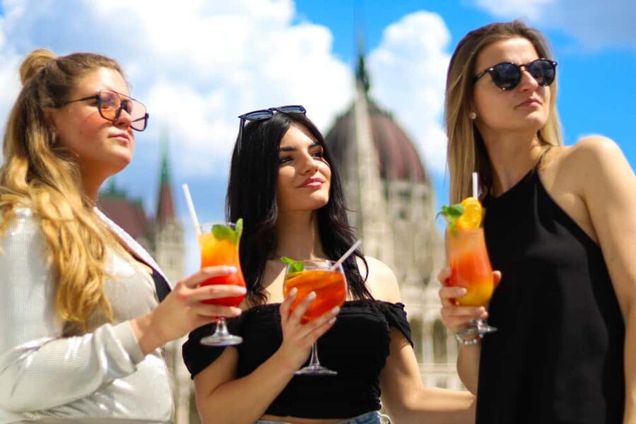 Budapest: Downtown Budapest Cocktail Cruise - The one-hour route from Gellert Hill to Margaret Bridge