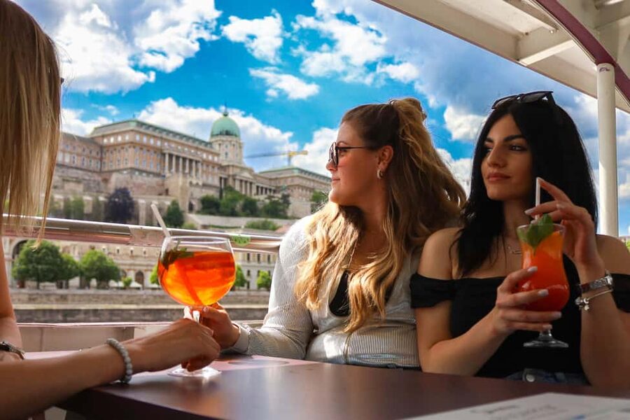 Budapest: Downtown Budapest Cocktail Cruise - Two cocktails and a bar with more choices