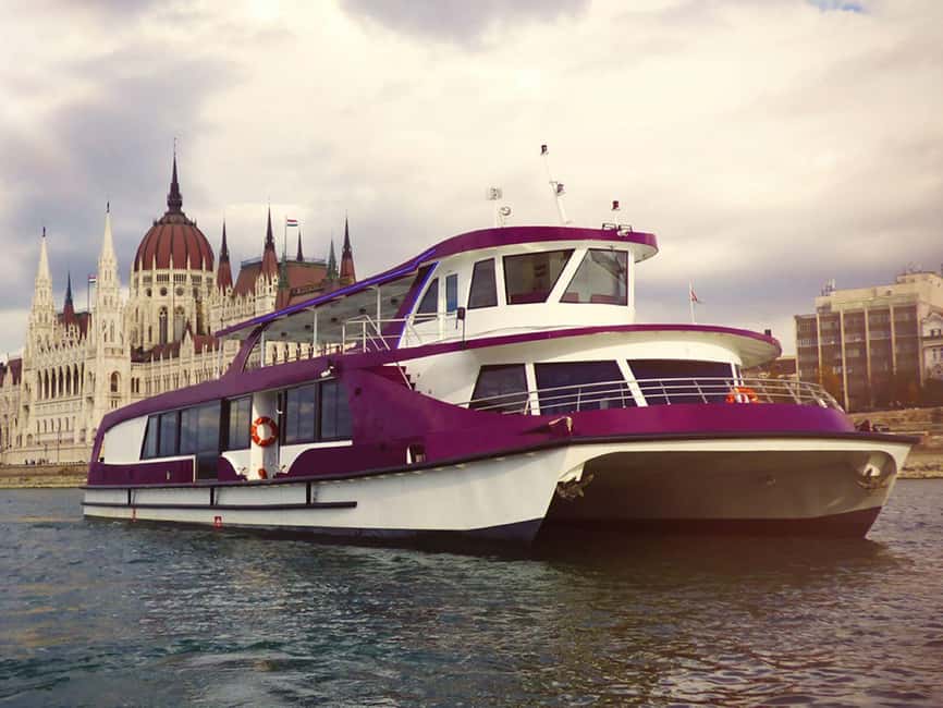 Budapest: Downtown Budapest Unlimited Booze Cruise - Chain Bridge and the Parliament view