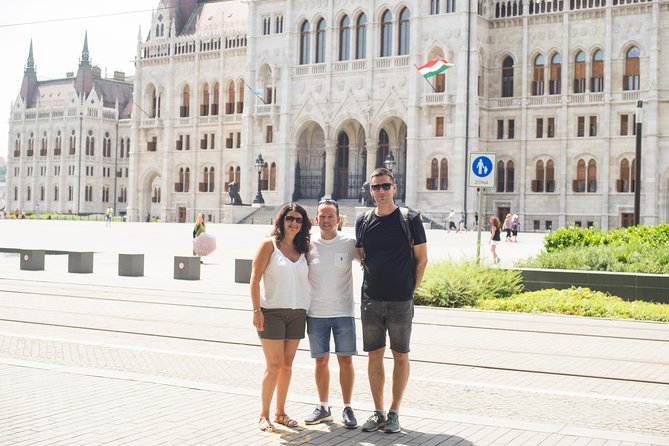Budapest Essential Walk&Food tasting - Parliament and the Shoes on the Danube