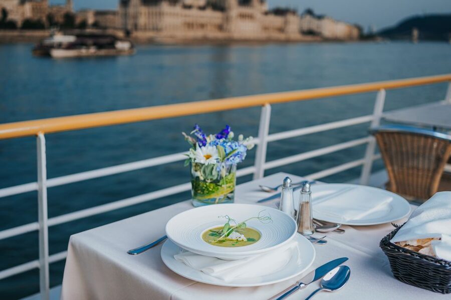 Budapest: Evening Cruise and Dinner with Welcome Drink - Key points to know before booking