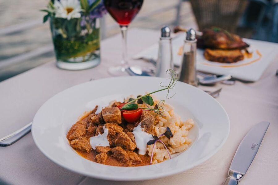 Budapest: Evening Cruise and Dinner with Welcome Drink - Four courses with Budapest outside the window