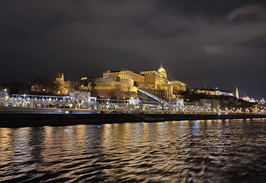 Budapest: Evening Cruise and Dinner with Welcome Drink - Service, seating, and the feel on board