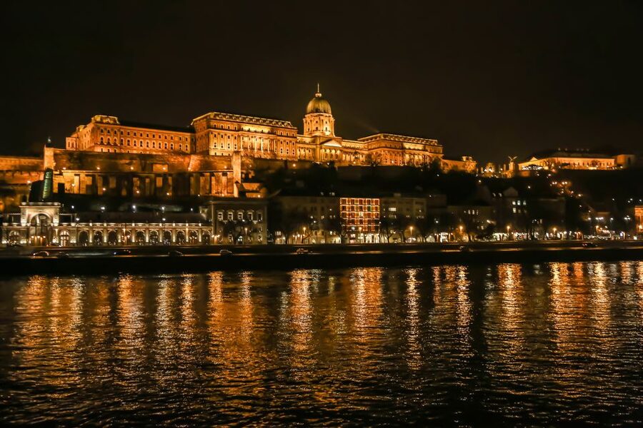 Budapest: Evening Cruise including Drinks and Live Music - Drinks, table service, and the food question