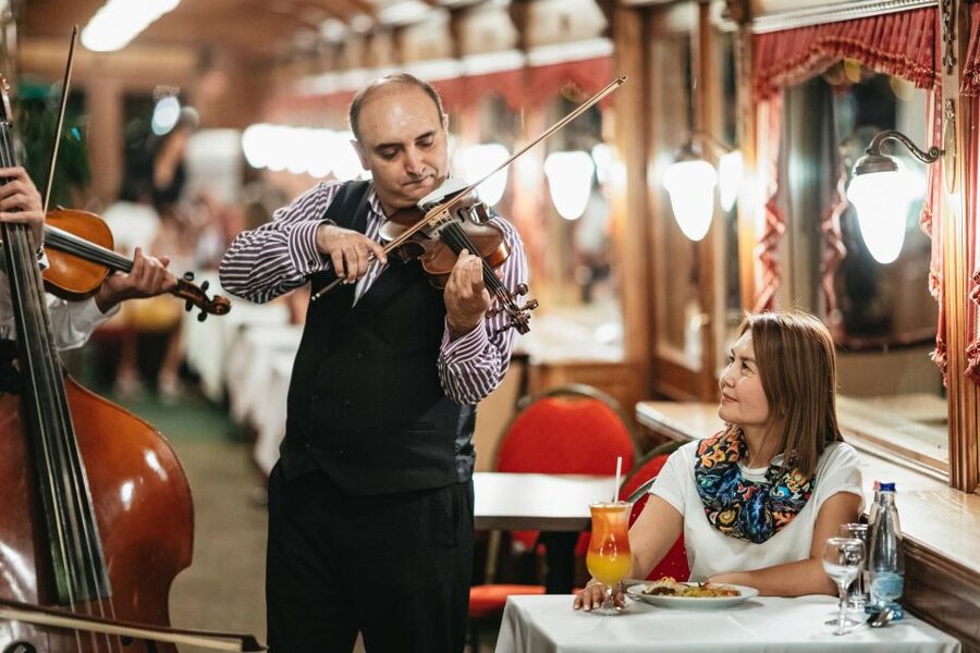 Budapest: Evening Cruise including Drinks and Live Music - The Parliament pause is the evening’s big picture