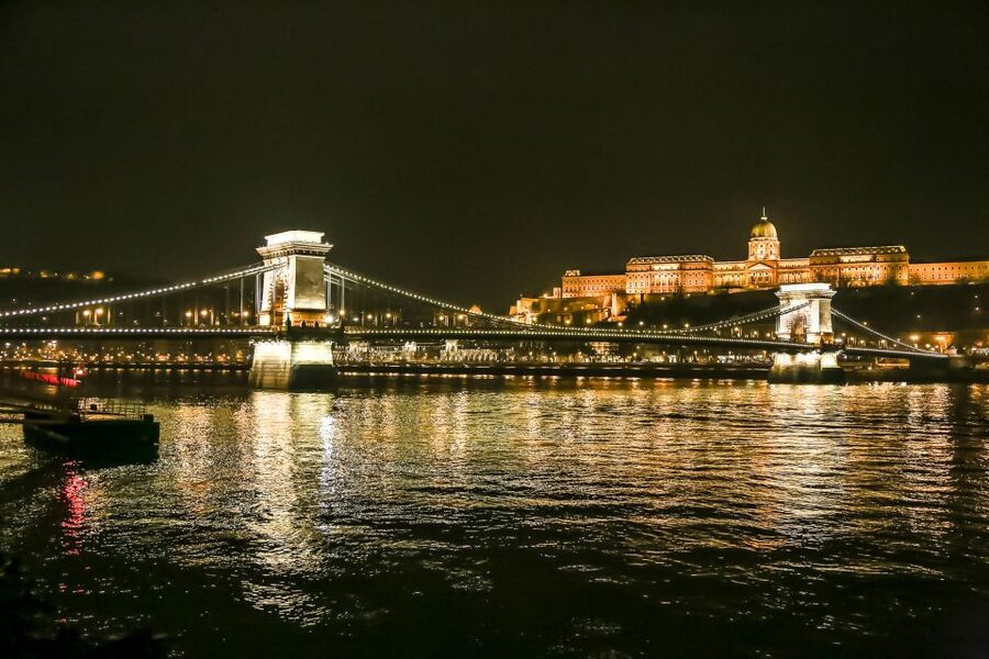 Budapest: Evening Cruise including Drinks and Live Music - Hungarian music, cimbalom, and song requests
