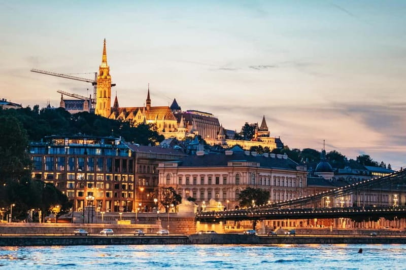 Budapest: Evening Cruise with 4-Course Dinner - Following the route from Gellért Hill to Parliament