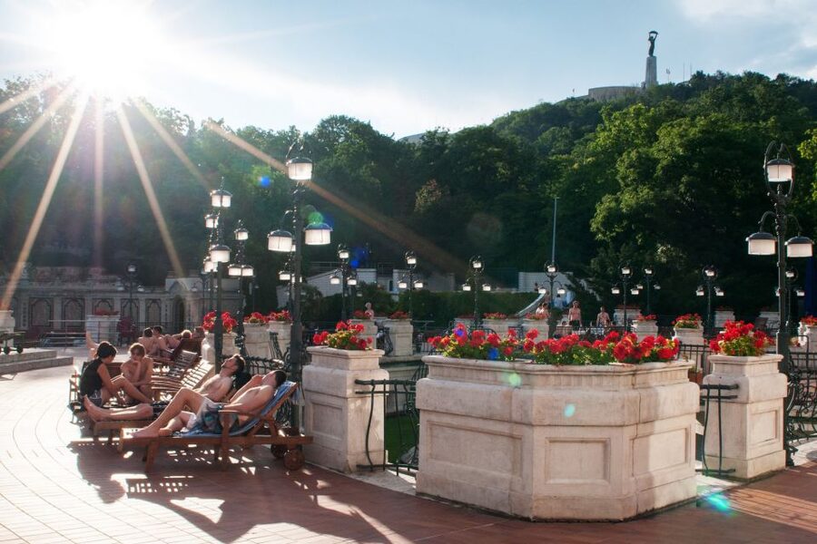 Budapest: Full-Day Gellért Spa Ticket - Arriving on the Buda side