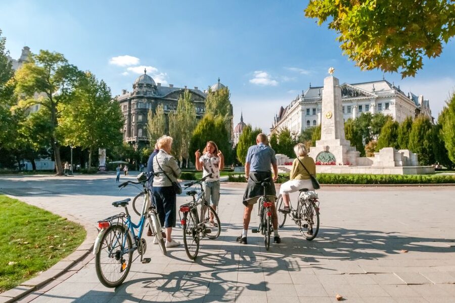 Budapest: Guided City Discovery Bike Tour - Returning through old streets and the Jewish Quarter