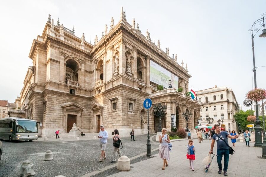 Budapest: Guided City Discovery Bike Tour - What the guide adds to the ride