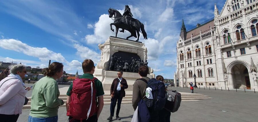Budapest: Guided City Walking Tour in Buda and Pest - Budapest in Three Hours, From Basilica to Castle