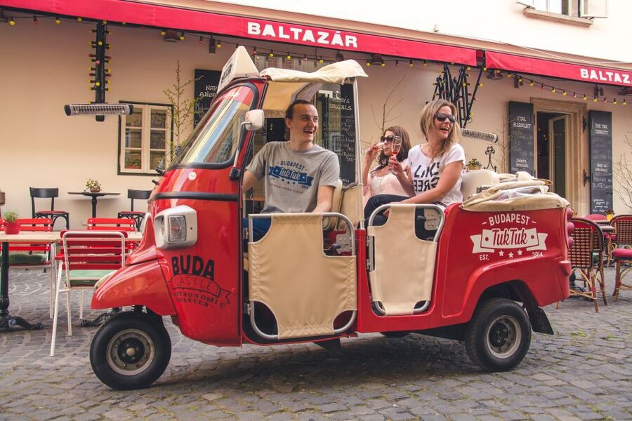 Budapest: Half-Day Exclusive Highlights Private Tour - Stories, history, and the value of a local guide
