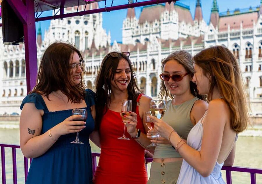 Budapest: Happy Hour Sightseeing Cruise - Key points before you book