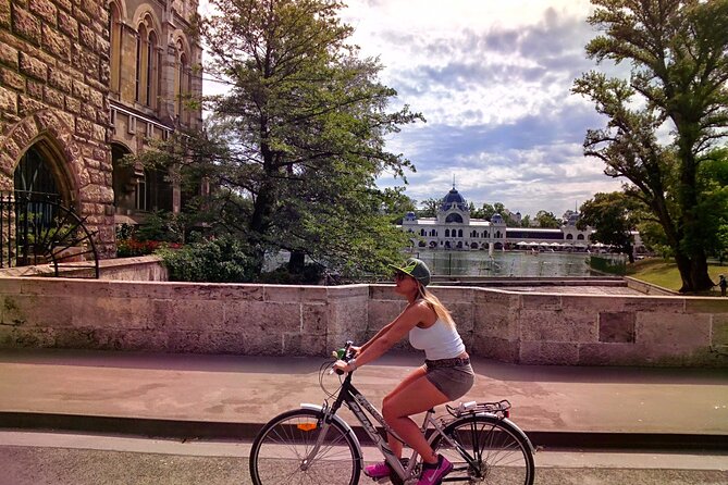 Budapest Highlights Bike Tour with a local guide - Why a bicycle is a smart way to see Budapest