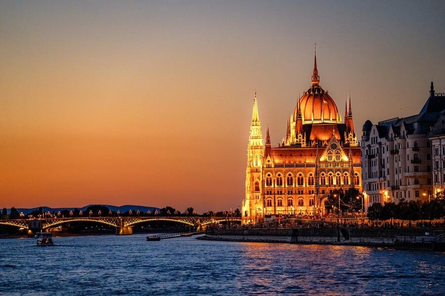 Budapest: Historic Cruise with Welcome Drink - The riverside route, from Liberty Statue to Castle Hill