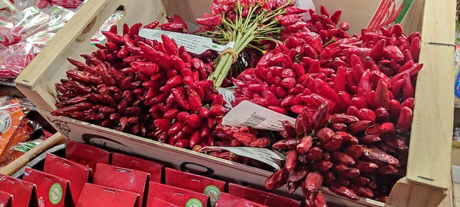 Budapest: Hungarian Cuisine in the Market Hall (german) - Walking the Central Market Hall one bite at a time