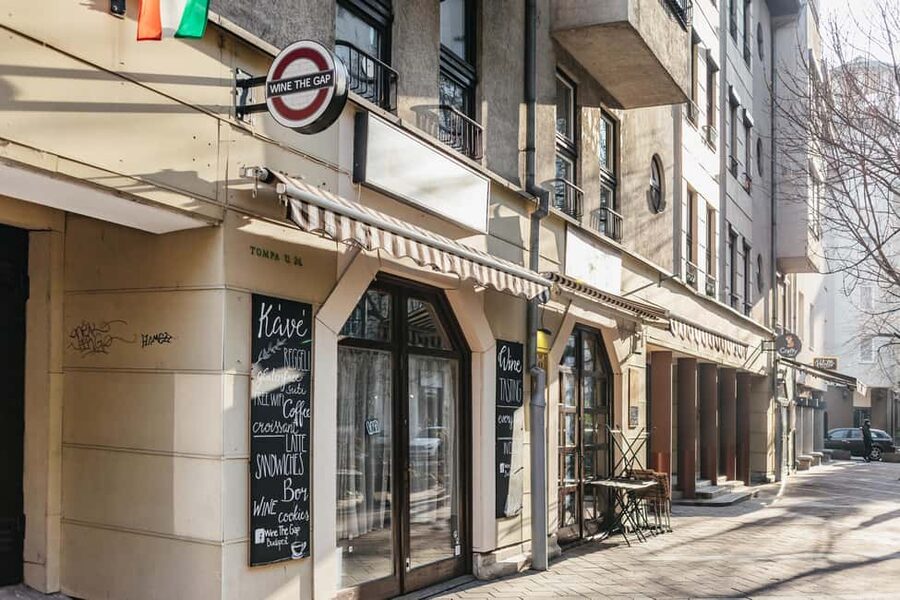 Budapest: Hungarian Wine Tasting with 7 Wines and Tapas - Who should book this experience?