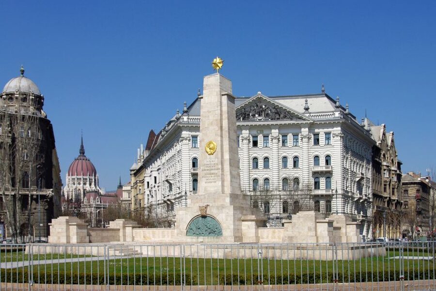 Budapest: Inner City Walking Tour in German - Shoes on the Danube and a thoughtful finish