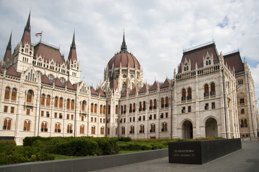 Budapest: Inner City Walking Tour in German - St Stephen’s Basilica and the grand center of Pest