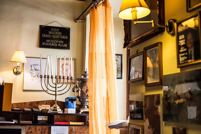 Budapest Jewish Cuisine & Culture Walk - Dohány Street Synagogue and the weight of WWII