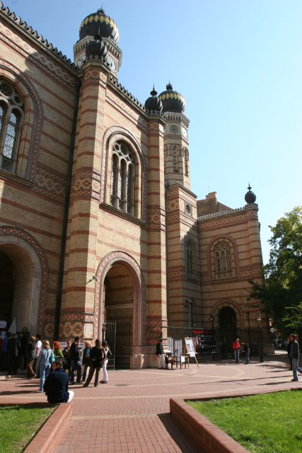 Budapest: Jewish Heritage Guided Tour with Synagogue Ticket - Rumbach Street Synagogue and the quarter’s architecture