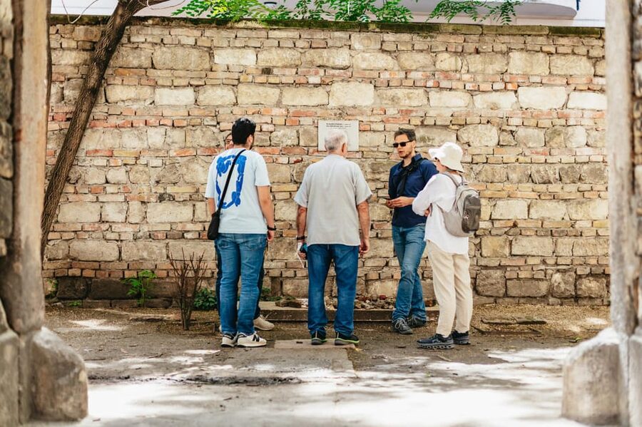 Budapest: Jewish History Guided Walking Tour with Historian - Gozsdu Passage, street art, and modern Erzsébetváros