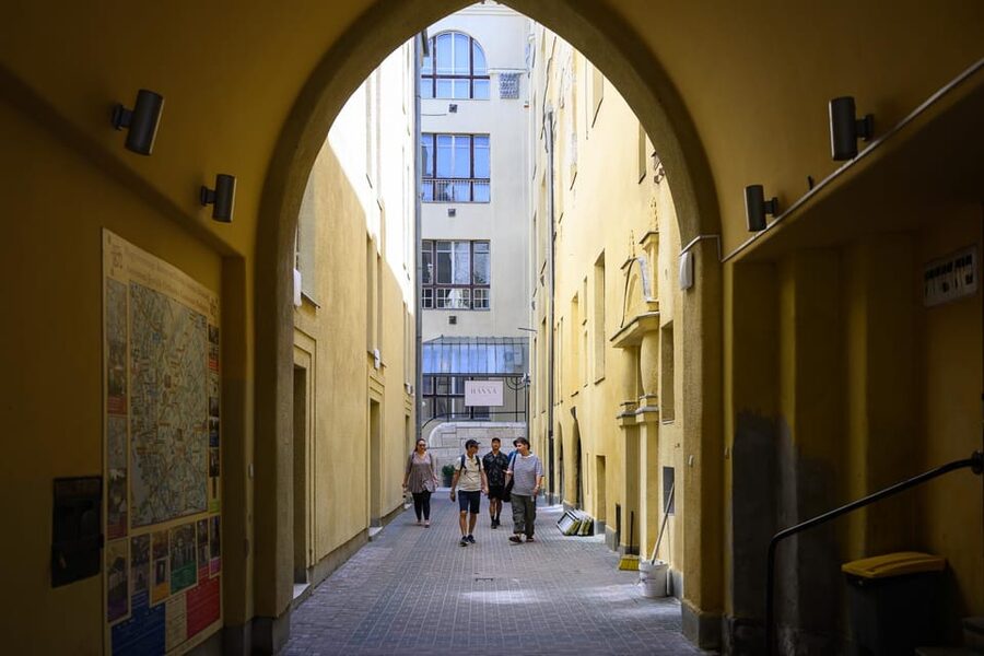 Budapest: Jewish History with Local Guide & Synagogue Ticket - Entering Kazinczy Street Synagogue