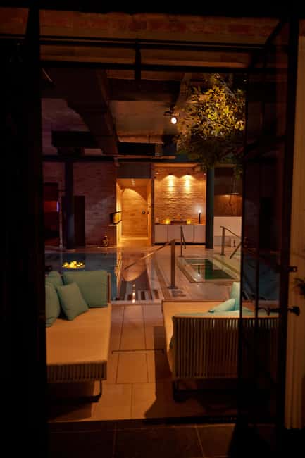 Budapest: Massage 60/75/90 min +Unlimit Bath Mandala Day Spa - A quiet tea room with practical comforts