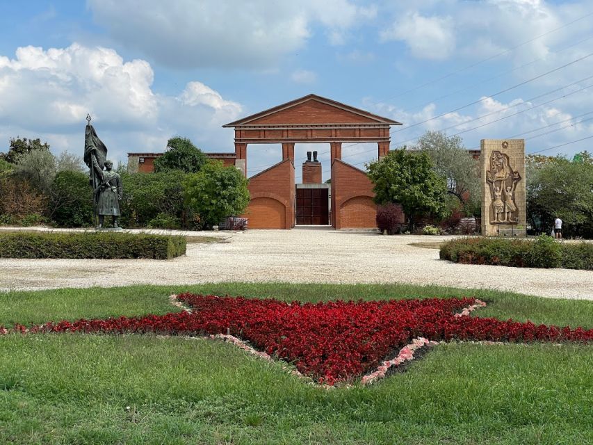 Budapest: Memento Park and Icons of Communism Guided Tour - Why Memento Park is worth the trip outside central Budapest