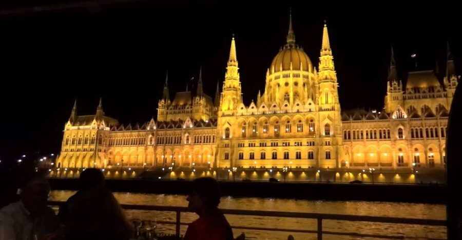 Budapest: Night Walking Tour with River Cruise and Wine - Why Budapest after dark works so well