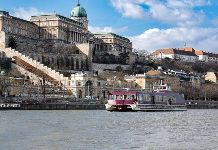 Budapest: Nighttime or Daytime Sightseeing Cruise - Who should book this cruise?