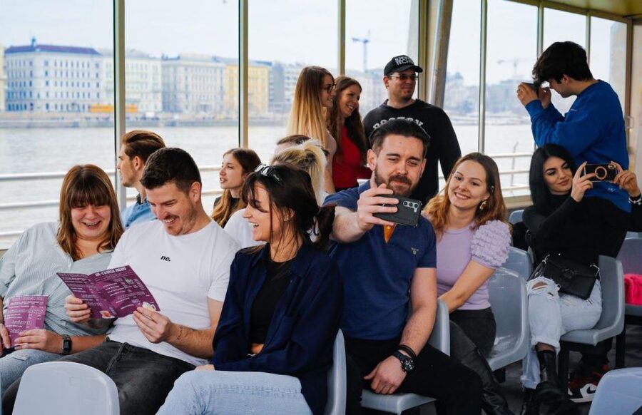 Budapest: Nighttime or Daytime Sightseeing Cruise - Buda Castle, Gellért Hill, and the riverside promenade