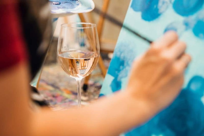 Budapest: Paint and sip experience - Choosing your painting and class format