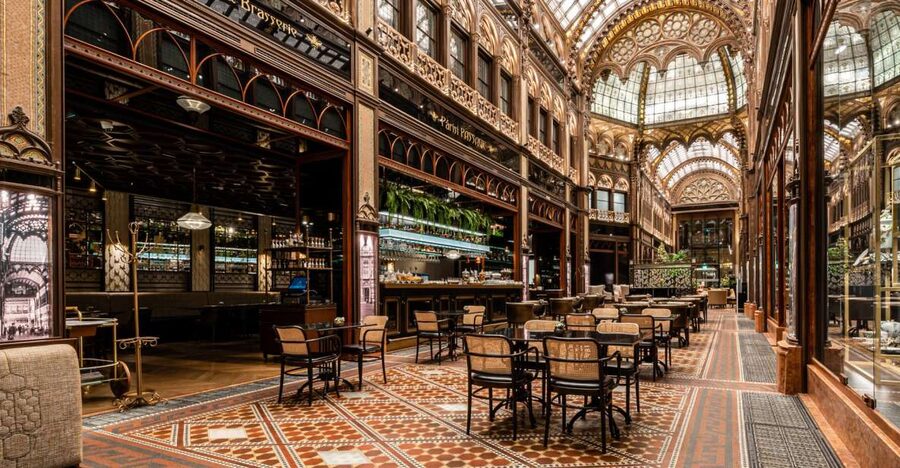 Budapest: Párisi Passage Restaurant 3-Course Menu - What the meal feels like from arrival to departure