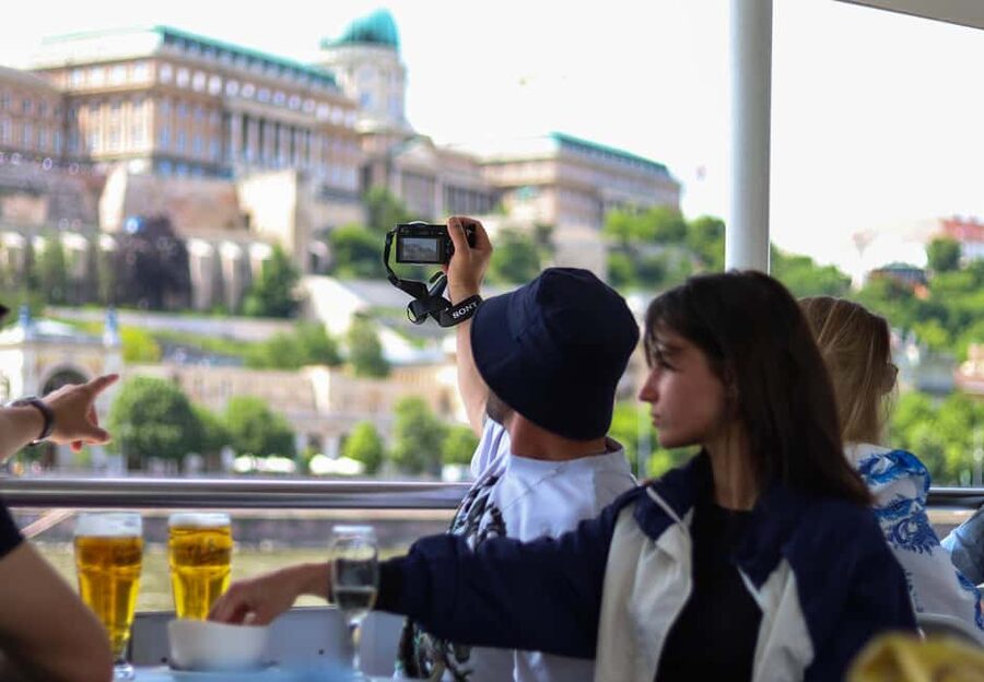 Budapest: Pizza Cruise - Pizza, drinks, and onboard service