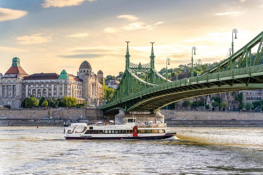 Budapest: Premium Sightseeing Cruise with Tokaj Frizzante - What the onboard service adds