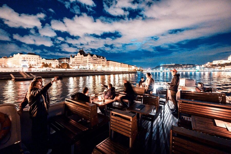 Budapest: Premium Sightseeing Cruise with Tokaj Frizzante - Following the audio guide without losing the view