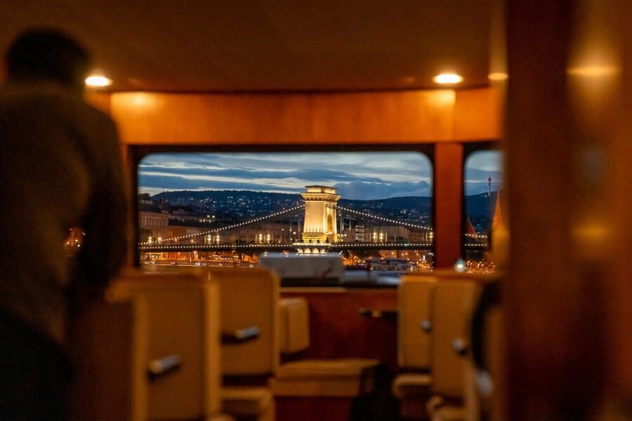 Budapest: Premium Sightseeing Cruise with Tokaj Frizzante - Daytime or evening: choosing the right departure